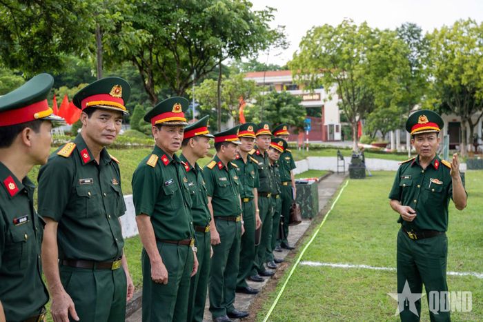 Đoàn công tác kiểm tra công tác chuẩn bị tại thao trường Lữ đoàn 86.