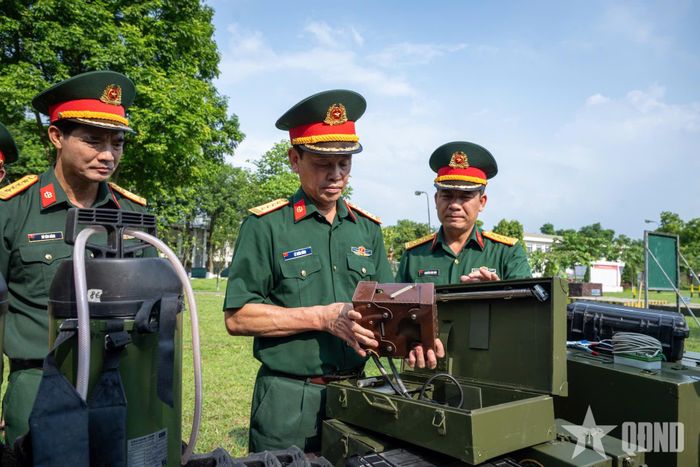 Đại tá Lê Xuân Dũng kiểm tra khí tài, trang bị kỹ thuật phục vụ hội thi.