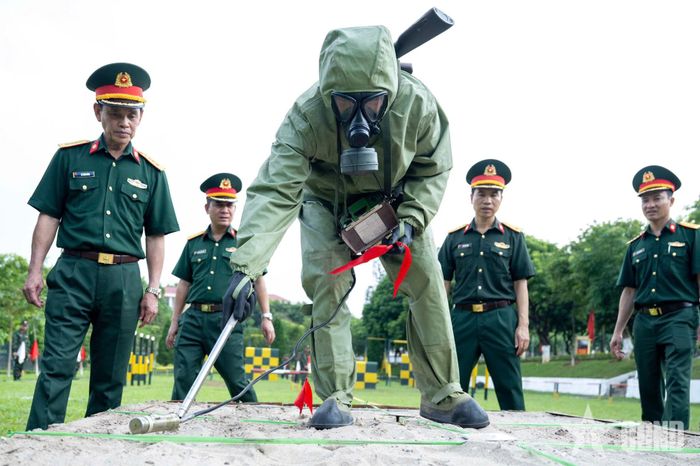 Đoàn công tác theo dõi bộ đội thực hành trinh sát phóng xạ.