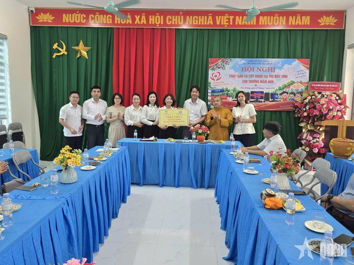 Những món quà ý nghĩa của các mạnh thường quân, nhà hảo tâm được trao tận tay các cháu học sinh tại các điểm trao quà. 