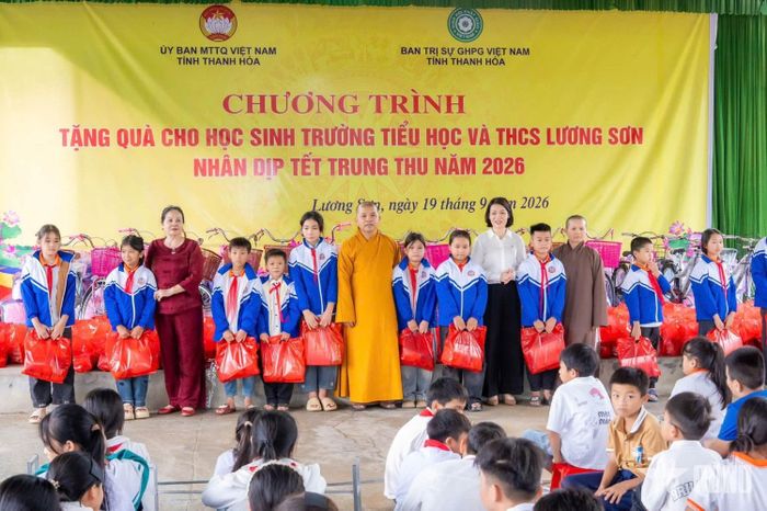  Đại diện chính quyền địa phương và Giáo hội Phật giáo trao những phần quà yêu thương, tiếp thêm niềm vui và động lực cho các em học sinh trong dịp Tết Trung thu 2026.  