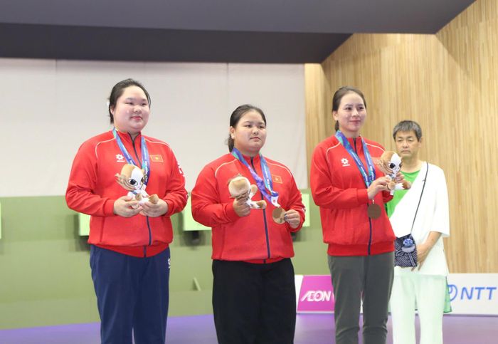 Các xạ thủ nữ Việt Nam nhận huy chương đồng nội dung 10m súng ngắn đồng đội nữ ASIAD 20. Ảnh: BÙI LƯỢNG 
