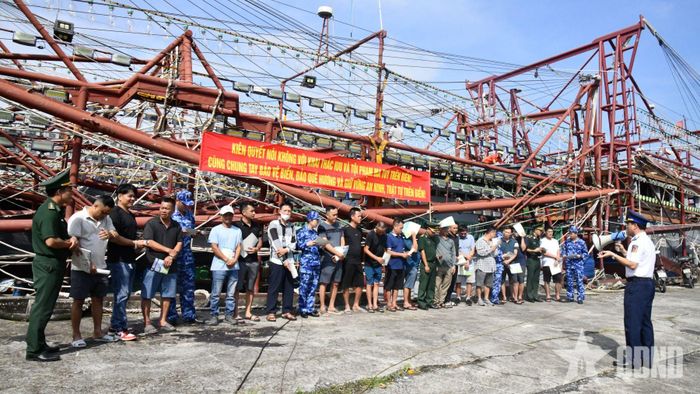 Tuyên truyền, phổ biến pháp luật cho nhân dân và ngư dân kết hợp phát tờ rơi, tờ gấp các loại về chống khai thác IUU.