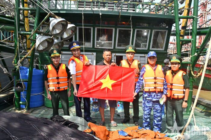 Đại diện các đơn vị trao cờ Tổ quốc tặng ngư dân.