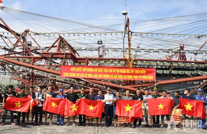 Đại diện các đơn vị trao cờ Tổ quốc và áo phao tặng ngư dân.