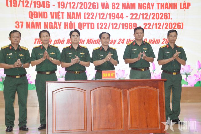  Lãnh đạo, chỉ huy các đơn vị ký kết giao ước thi đua.