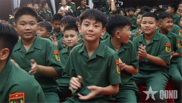  Niềm vui rạng rỡ của các em học sinh Trường Thiếu sinh quân miền Trung trong mùa Trung thu đầu tiên dưới mái trường mới.