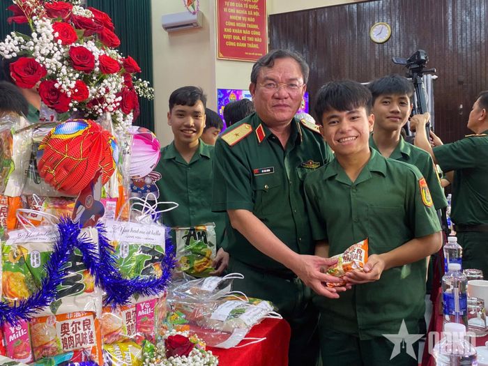 Các đại biểu chung vui phá cỗ cùng các em học sinh.