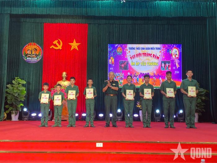  Thiếu tướng Hứa Văn Tưởng trao tặng sổ tiết kiệm cho các em học sinh có hoàn cảnh đặc biệt khó khăn, mồ côi cha mẹ.