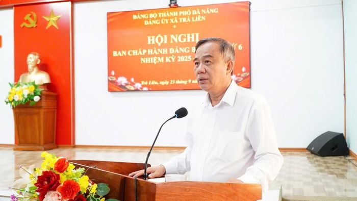 Phó Chủ tịch HĐND thành phố Trần Xuân Vinh phát biểu tại hội nghị.