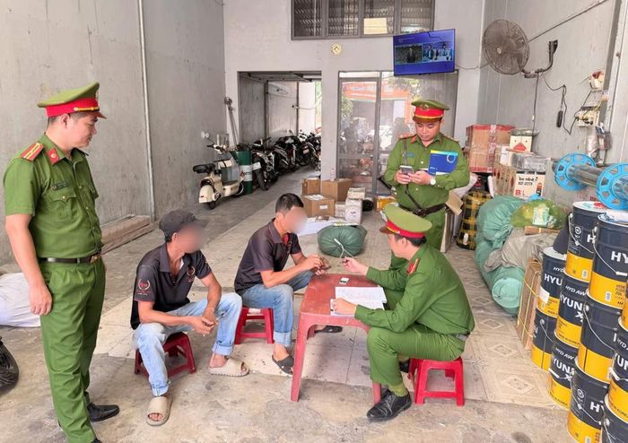 Lực lượng Công an phường Hòa Khánh tăng cường công tác kiểm soát ma túy ở cơ sở.