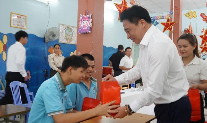 Phó Bí thư Thường trực Thành ủy Nguyễn Khắc Toàn tặng quà, động viên các em.