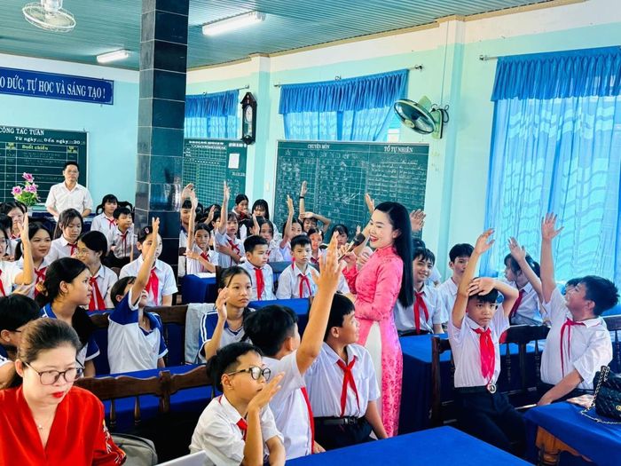 Các em hào hứng tham gia trả lời những câu hỏi về lịch sử quê hương, đất nước.