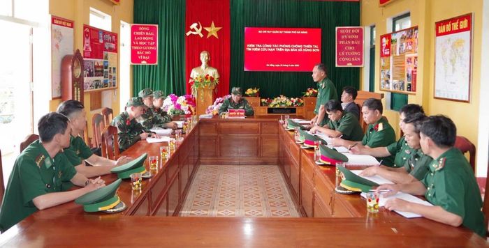 Đại tá Nguyễn Thế Vinh làm việc với lãnh đạo UBND xã Hùng Sơn và các lực lượng.