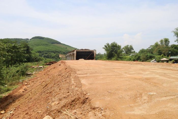 Đường nối từ cầu Tân Bình ra đường tránh QL14E vẫn còn ngổn ngang, trong khi mùa mưa đã đến.