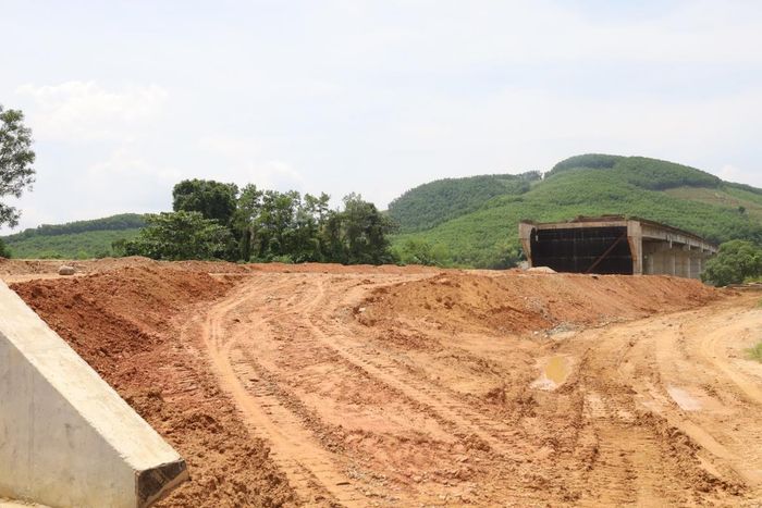 Qua 4 năm triển khai, đến nay cầu Tân Bình và đường tránh QL14E vẫn chưa hoàn thiện.