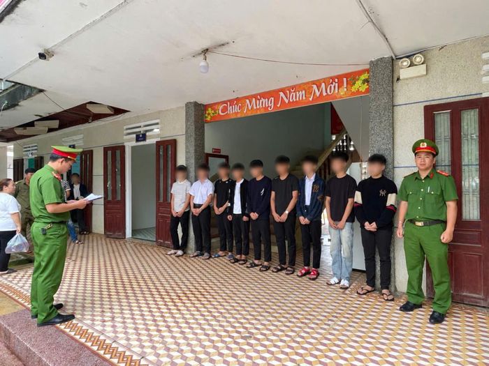 Cơ quan Công an tống đạt các quyết định đối với 9 bị can.