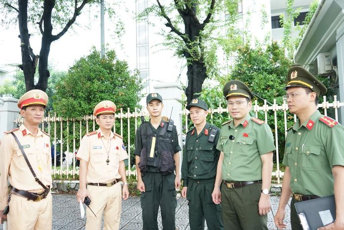 Lãnh đạo các phòng nghiệp vụ trao đổi với CBCS có mặt bảo vệ tại điểm càu chính TAND