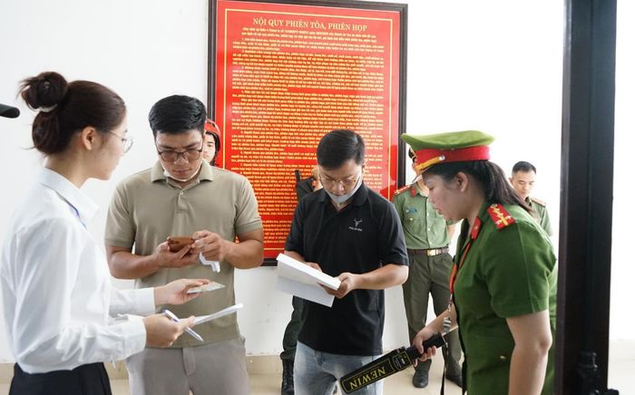Lực lượng Công an kiểm tra an ninh trước khi mời những người có liên quan vào phiên tòa