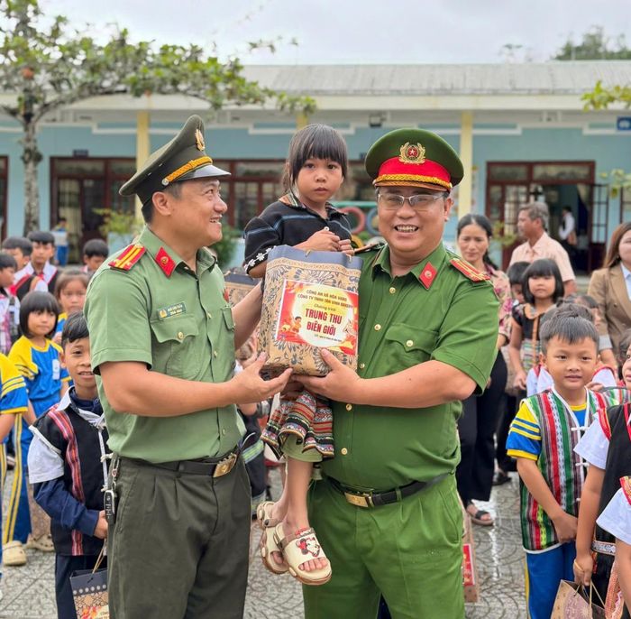 Lãnh đạo Công an xã Hòa Vang và Công ty TNHH Tân Vinh Bakery tặng quà trung thu cho các em.