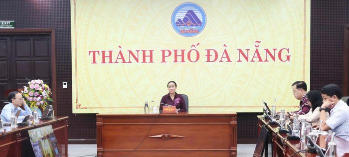 Phó Chủ tịch UBND TP Đà Nẵng Nguyễn Thị Anh Thi chủ trì tại đầu cầu Đà Nẵng. Ảnh: P.T
