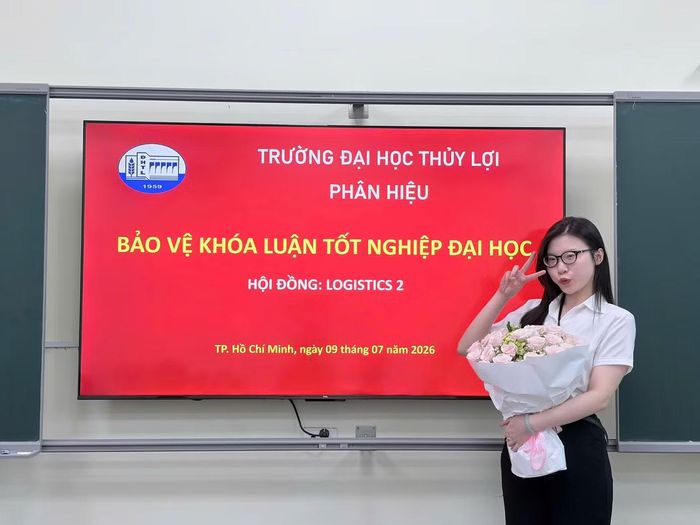 Yến Nhi trong buổi bảo vệ khóa luận tốt nghiệp.
