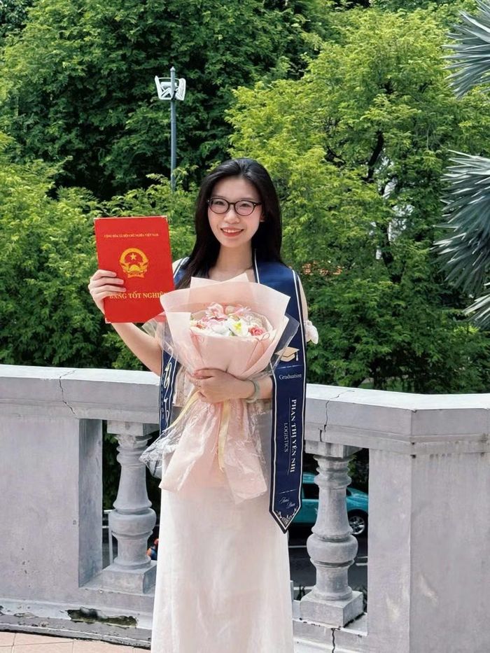 Yến Nhi nhận học bổng khuyến khích học tập trong 6 học kỳ.