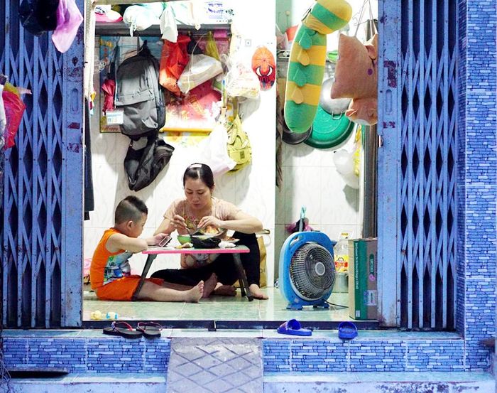  Người lao động sinh hoạt trong căn nhà trọ thuê tại khu vực đường Bờ Sông, phường Tân Tạo, TPHCM. Ảnh: HOÀNG HÙNG 