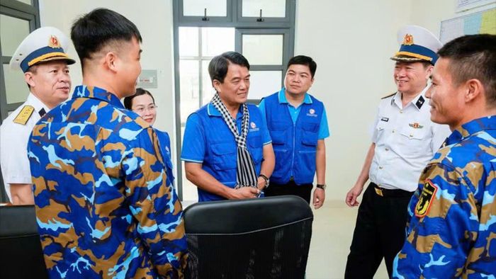 Các đại biểu TPHCM thăm hỏi, động viên cán bộ, chiến sĩ trạm Radar 595. Ảnh: THU HOÀI