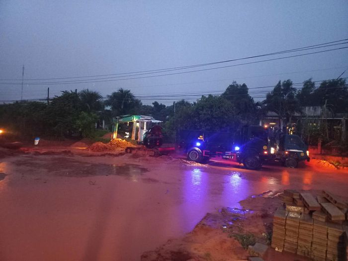 Nước kèm cát đỏ phủ kín đoạn đường dài 