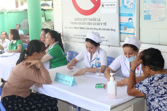  Bác sĩ Bệnh viện Từ Dũ thăm khám cho người dân xã Thạnh An 