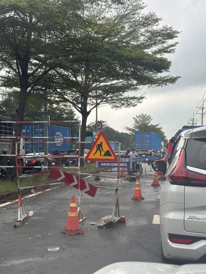  Biển báo thi công và phân luồng sơ sài gây nguy hiểm cho người và các phương tiện lưu thông. ﻿Ảnh: QUỐC HÙNG 