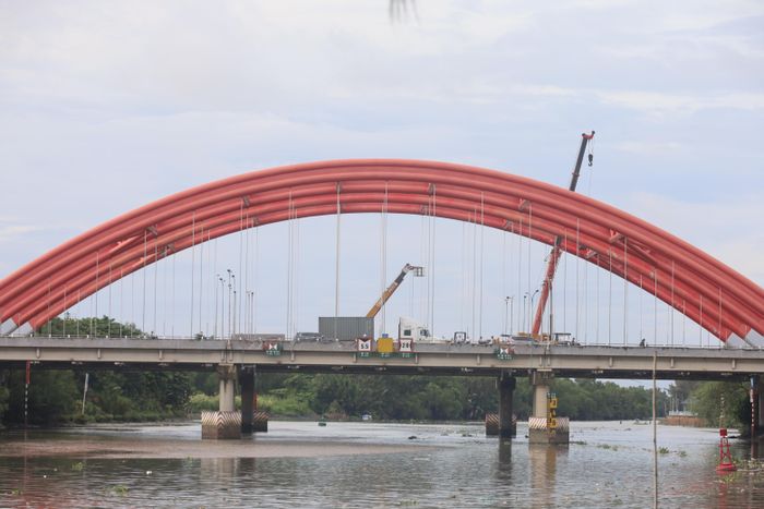  Giấy phép thi công đến ngày 22-9 hoàn thành nhưng hiện công trình vẫn còn ngổn ngang chưa biết khi nào xong. Ảnh: QUỐC HÙNG 
