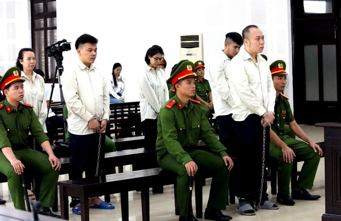  5 bị cáo đứng đầu GFDI trước tòa. Ảnh: NGUYÊN KHÔI 
