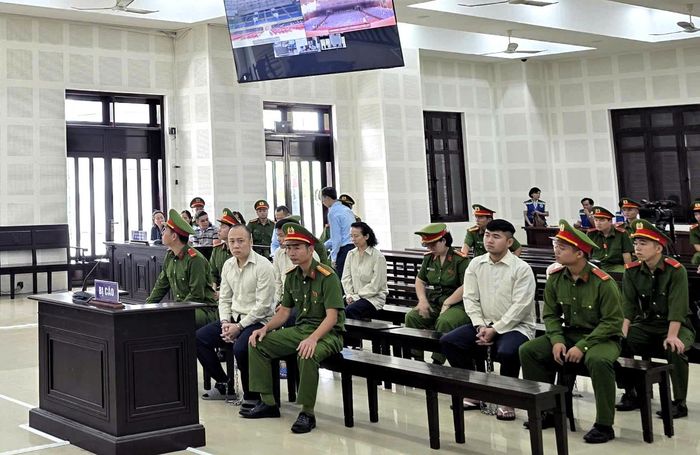  Các bị cáo có mặt tại tòa trước khi bước vào phiên xét xử 
