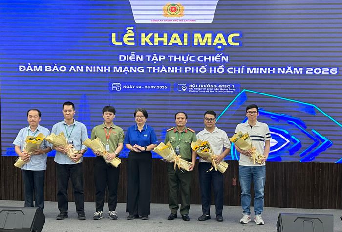 Ban tổ chức tặng hoa cho đội phòng thủ tham gia diễn tập