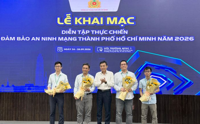 Ban tổ chức tặng hoa cho đội tấn công tham gia diễn tập