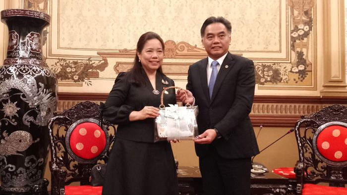  Phó Chủ tịch Thường trực UBND TPHCM Nguyễn Lộc Hà tặng quà lưu niệm Tổng lãnh sự Thái Lan tại TPHCM Wiraka Moodhitaporn. Ảnh: MINH CHÂU 
