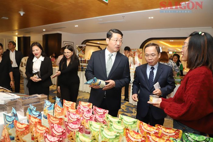 Các đại biểu tham quan gian hàng đặc sản Lâm Đồng. Ảnh: ĐOÀN KIÊN