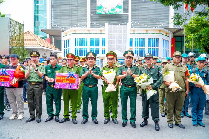  Thủ trưởng Bộ Tư lệnh TPHCM tặng hoa và quà động viên các lực lượng tham gia diễn tập 