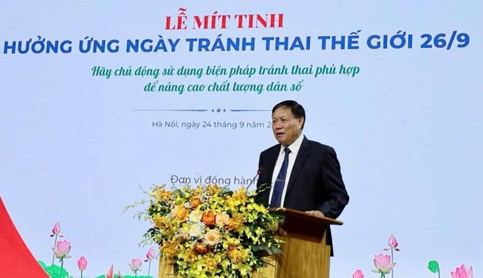 Thứ trưởng Bộ Y tế Đỗ Xuân Tuyên phát biểu tại lễ mít tinh. Ảnh: HOÀNG HIỀN