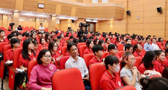 Sinh viên, thanh niên tại lễ mít tinh hưởng ứng Ngày Tránh thai thế giới 26-9