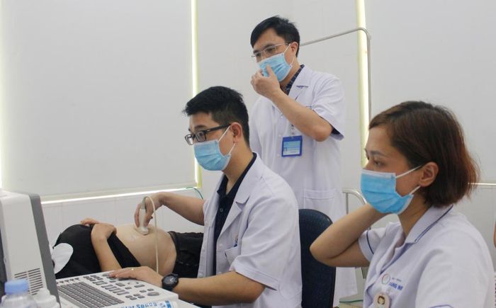 Khám, tư vấn sức khỏe sinh sản cho vị thành niên, thanh niên cần được tăng cường. Ảnh: HỒNG ANH