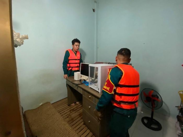  Lực lượng chức năng hỗ trợ người dân di dời, kê cao tài sản 