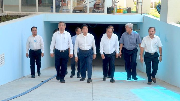 Phó Bí thư Thành ủy TPHCM Nguyễn Phước Lộc khảo sát trụ sở số 1 đường Đặng Thái Thân, phường Chợ Lớn (Ảnh: NHẬT THÀNH)