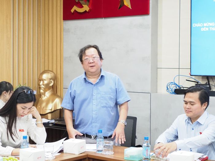  Thầy Trần Nghĩa Nhân, Hiệu trưởng Trường Tiểu học - THCS - THPT Nam Sài Gòn, trao đổi tại buổi làm việc với Ban Văn hóa - Xã hội (HĐND TPHCM) 