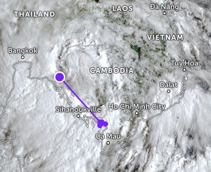 Ảnh vệ tinh trưa 24-9 và mô phỏng hướng di chuyển của vùng nhiễu động từ Nam bộ của Việt Nam qua Campuchia sang Thái Lan. Nguồn: Zoom Earth