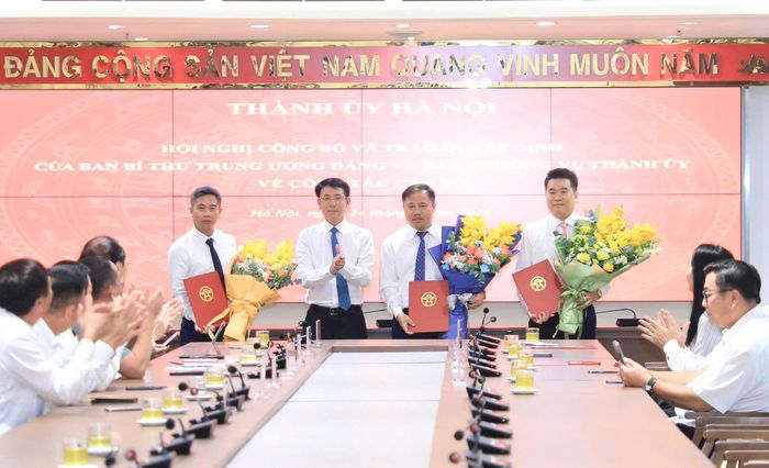  Phó Bí thư Thường trực Thành ủy Hà Nội Nguyễn Trọng Đông trao các quyết định về công tác cán bộ của Ban Thường vụ Thành ủy Hà Nội. Ảnh: QUANG THÁI 