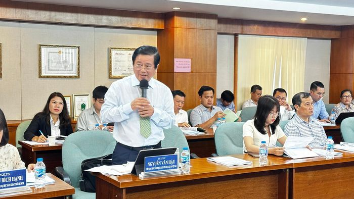 Luật sư Nguyễn Văn Hậu, Chủ tịch Trung tâm trọng tài thương mại luật gia Việt Nam góp ý tại hội nghị. Ảnh: THANH DUNG