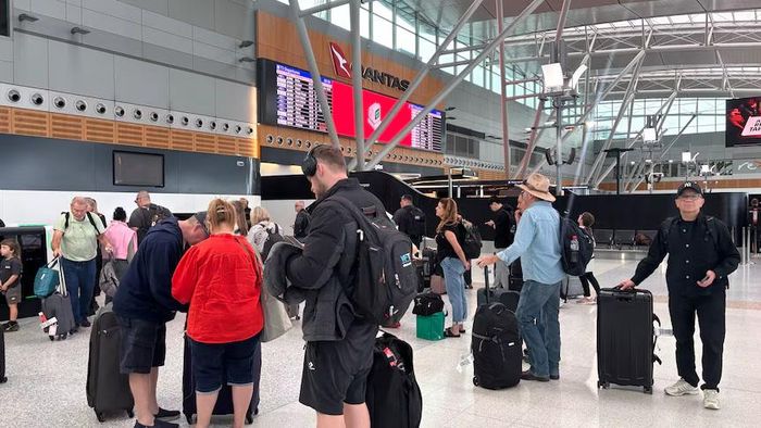 Hành khách xếp hàng dài tại sân bay Sydney do cuộc đình công của các nhân viên. Ảnh: ABC NEWS 